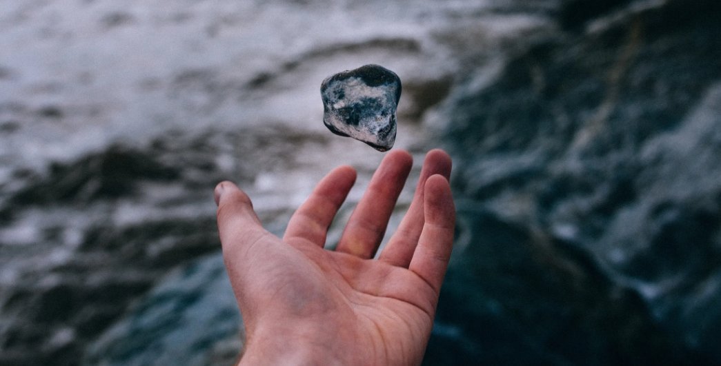 Камни кидают в воду